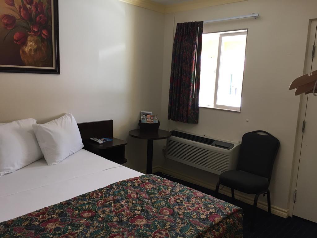 Mayfair Motel Inyokern Экстерьер фото